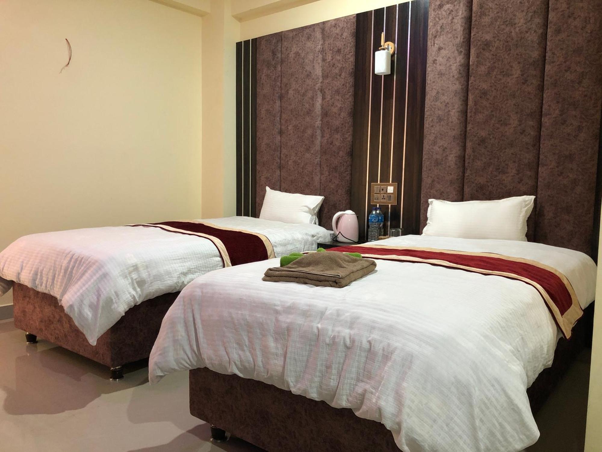 Hotel Hot Pot, Dhangadhi エクステリア 写真
